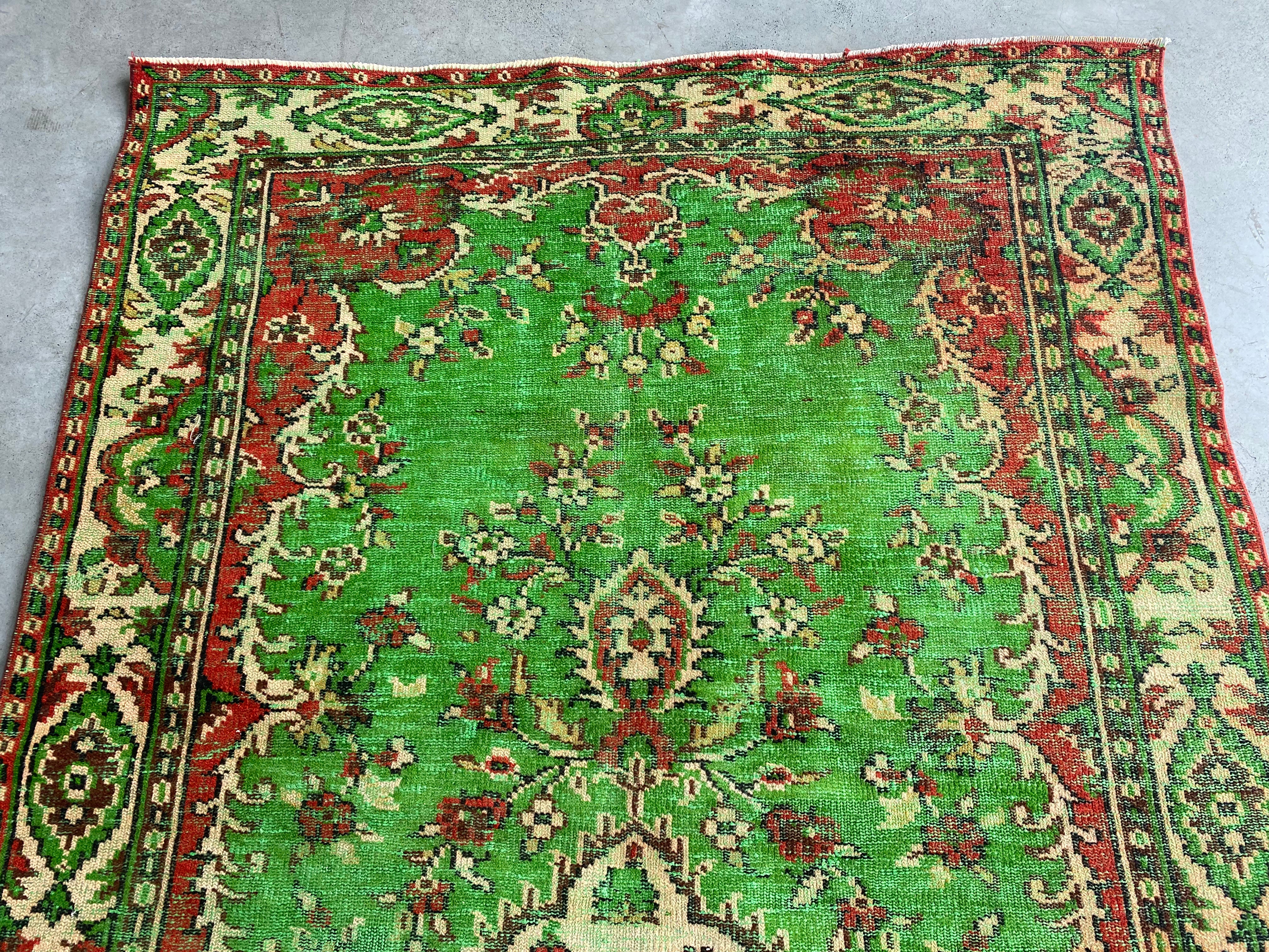Traditional Design Natural Aged Green Vintage Rug 5'2'' x 9'4'' ft 158 x 285 cm