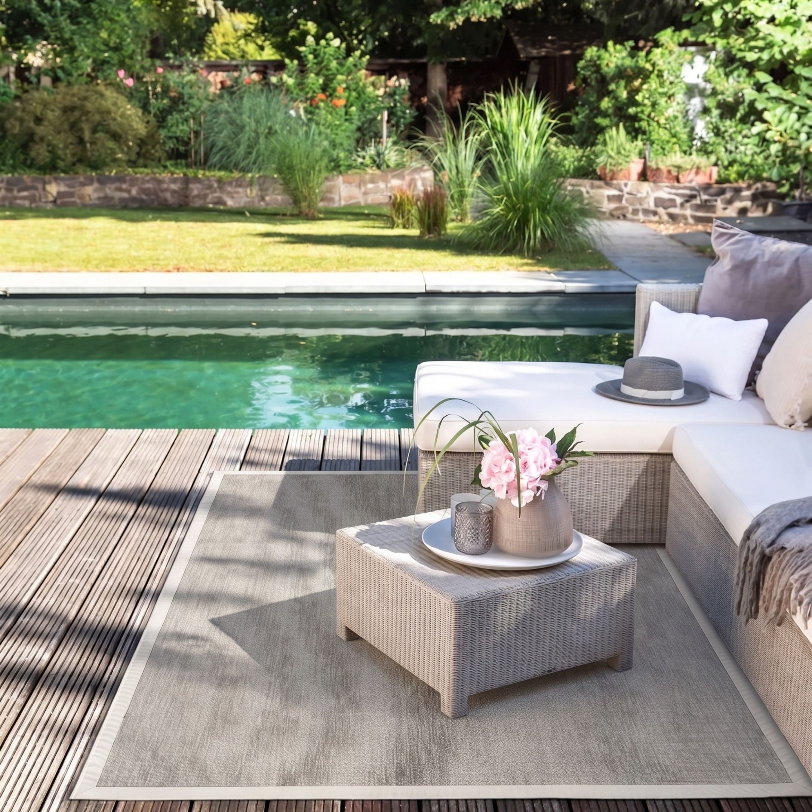 Balcony Decor with a Variety of Stylish Rugs